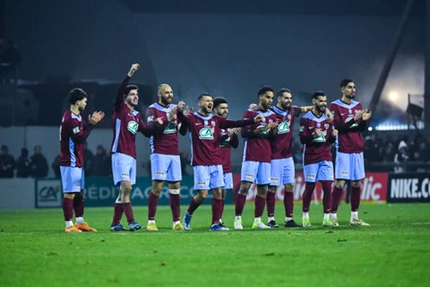 الجماهير اقتحمت الملعب.. ليون يودع كأس فرنسا أمام فريق درجة خامسة (فيديو)